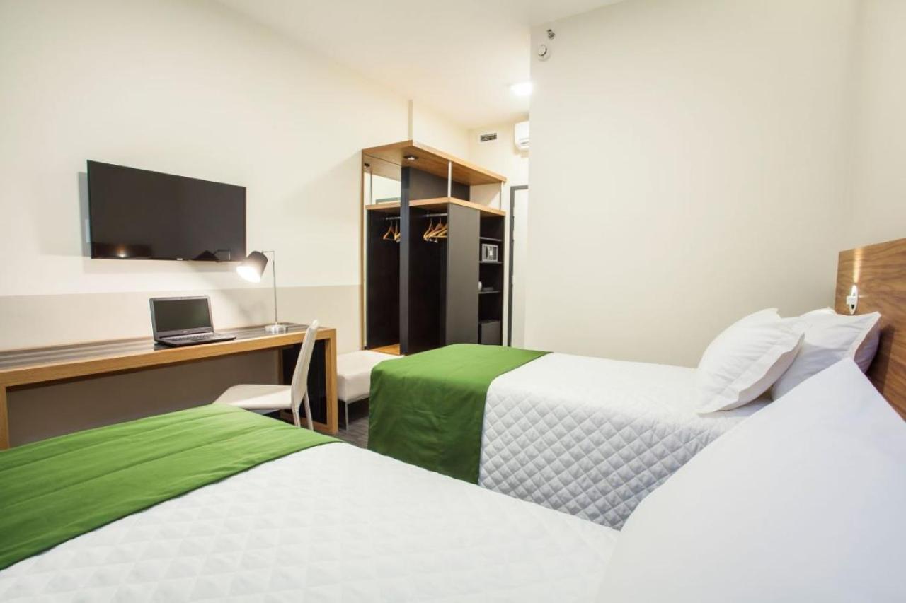 Quarto com 2 Camas de Solteiro